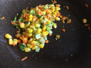 锅中放入适量油，将玉米粒、胡萝卜、黄瓜、西兰花炒熟