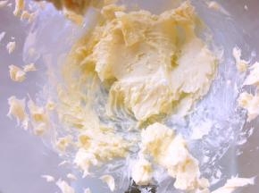 黄油室温软化，用打蛋器打发几下