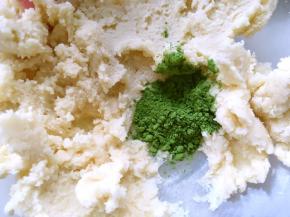 剩下的面糊加入抹茶粉，搅拌均匀