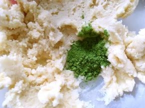 剩下的面糊加入抹茶粉，搅拌均匀