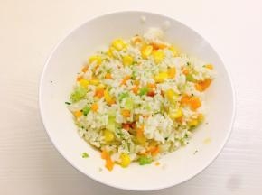 将炒好的蔬菜放入米饭中搅拌均匀