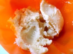 裱花袋装大8齿裱花嘴，装入一半原色面糊