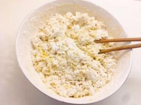 用筷子搅拌成絮状