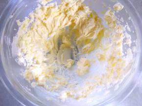 加入糖粉跟一小撮盐，打发至蓬松状态