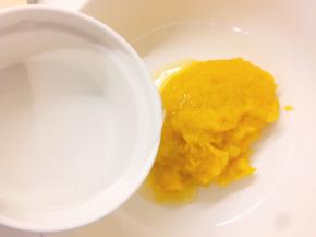 将温水倒入南瓜泥中