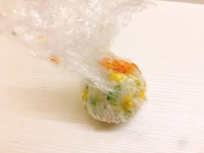 将保鲜膜包起收紧，捏成饭团，露出虾尾部分，打开即可