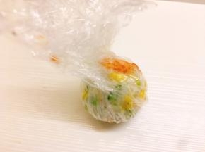 将保鲜膜包起收紧，捏成饭团，露出虾尾部分，打开即可