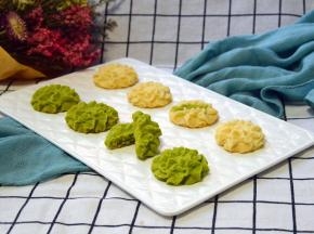 入烤箱130度烤35分钟，刚烤出来的曲奇比较软，出炉凉透就会定型，口感特别酥脆