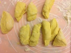 用刀切出相同大小的面团