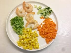 将胡萝卜、黄瓜切成丁，玉米剥粒，西兰花切碎