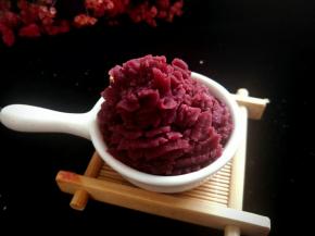 紫薯本来就是甜的，所以我没有加糖了。喜欢吃甜一点的也可以适量的加一些白砂糖。
