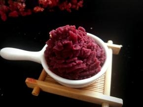 紫薯本来就是甜的，所以我没有加糖了。喜欢吃甜一点的也可以适量的加一些白砂糖。