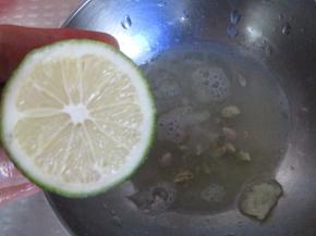 1个柠檬挤出汁备用。其余的柠檬切片备用