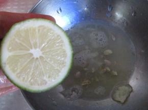 1个柠檬挤出汁备用。其余的柠檬切片备用