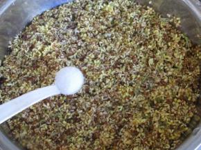 加入一勺盐搅拌均匀