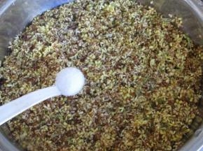 加入一勺盐搅拌均匀