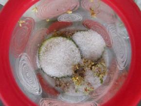 然后薄薄的放一层白糖