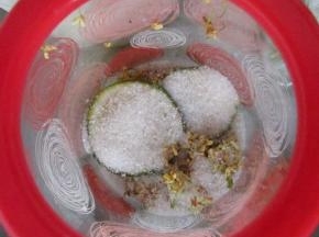 然后薄薄的放一层白糖