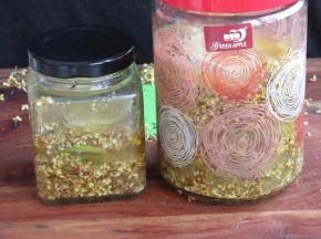 就这样一层层的铺满，然后放置1--2小时，因糖的作用，桂花会打蔫，满满的一瓶就会收缩到大半瓶的样子