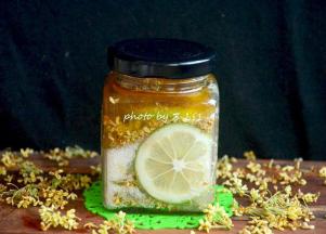 最后倒入蜂蜜至满，就可以放到避光处让其自然腌制发酵了。大约2个月可以开始食用.这是刚刚灌了蜂蜜的样子