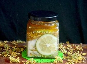 最后倒入蜂蜜至满，就可以放到避光处让其自然腌制发酵了。大约2个月可以开始食用.这是刚刚灌了蜂蜜的样子