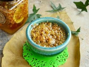 这是腌制了一周的，急着拍照，就先打开了。腌制一天后桂花会浮起来，倒置让其能被蜜腌没。前几天要不断的这样颠倒瓶子，以使浮起来的桂花能被蜜浸没。