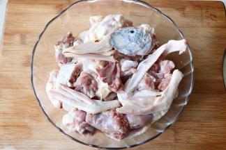 鸭剁小块清洗干净后沥干水分；