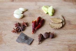 所有香料用干净的湿抹布擦拭干净；