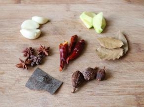所有香料用干净的湿抹布擦拭干净；