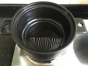 砂锅里倒入适量油，然后晃均匀；