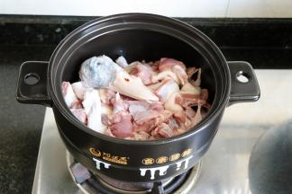 倒入沥干水分的鸭肉，加少许盐，时不时的翻拌几下；