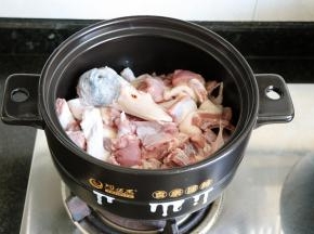 倒入沥干水分的鸭肉，加少许盐，时不时的翻拌几下；