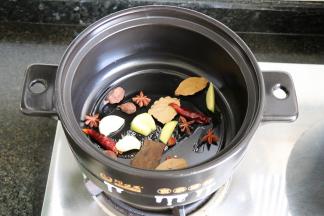 开小火，倒入所有香料煸炒出香味；