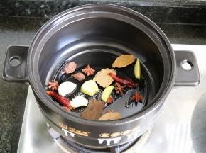 开小火，倒入所有香料煸炒出香味；