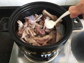 待鸭肉紧实后加入白糖；