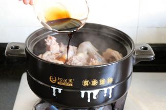 倒入生抽、老抽，翻拌均匀；