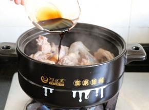 倒入生抽、老抽，翻拌均匀；