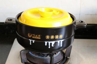 盖上锅盖，大火烧开后中小火炖煮，煮至汤汁收干即可，期间要时不时的搅拌一下，避免粘锅；