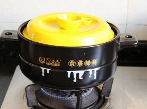盖上锅盖，大火烧开后中小火炖煮，煮至汤汁收干即可，期间要时不时的搅拌一下，避免粘锅；