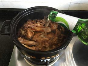 倒入一瓶啤酒；