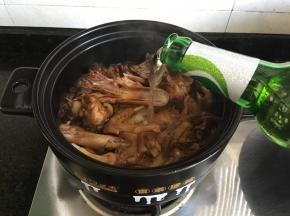 倒入一瓶啤酒；