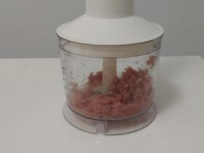 用手持料理棒搅打成肉泥。