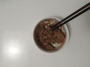 搅打好的肉泥放入碗里，加入生抽、香油、葱花和黑胡椒粉搅打上劲。