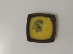 准备好打散的蛋液。