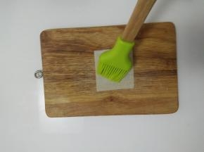 取一张馄饨皮，刷上蛋液。