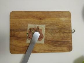 中间放上少量肉馅抹平。