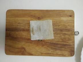 放上第四张馄饨皮，重复8的动作。如此层层重叠，直到最后，放上第10张馄饨皮后压紧压实。