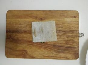 放上第四张馄饨皮，重复8的动作。如此层层重叠，直到最后，放上第10张馄饨皮后压紧压实。