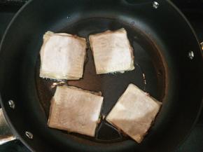 放入做好的饼，小火煎。