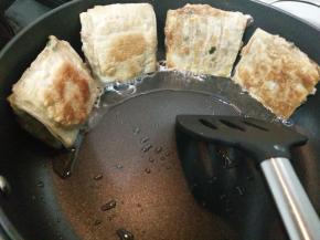 为了保证每层肉馅都熟了，把煎好的饼竖起来，四周也各煎30秒。